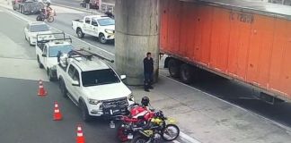 Tráiler deriva postes eléctricos sobre ruta al Atlántico. Foto La Hora: Amílcar Montejo