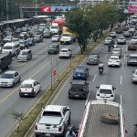 El tránsito en ambos carriles de El Trébol ha aumentado en las últimas horas de este sábado 20 de diciembre. Foto La Hora: Daniel Ramírez