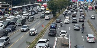 El tránsito en ambos carriles de El Trébol ha aumentado en las últimas horas de este sábado 20 de diciembre. Foto La Hora: Daniel Ramírez