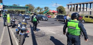 Los agentes mantienen operativos en varias zonas de la capital para hacer valer los artículos de la Ley de Tránsito. Foto La Hora: PNC Tránsito