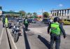 Los agentes mantienen operativos en varias zonas de la capital para hacer valer los artículos de la Ley de Tránsito. Foto La Hora: PNC Tránsito