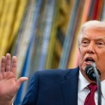 El presidente de EE. UU., Donald Trump, ordenó este martes "el bloqueo total y completo de todos los petroleros sancionados que entren y salgan de Venezuela".