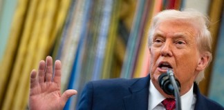 El presidente de EE. UU., Donald Trump, ordenó este martes "el bloqueo total y completo de todos los petroleros sancionados que entren y salgan de Venezuela".