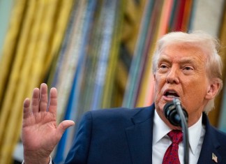 El presidente de EE. UU., Donald Trump, ordenó este martes "el bloqueo total y completo de todos los petroleros sancionados que entren y salgan de Venezuela".