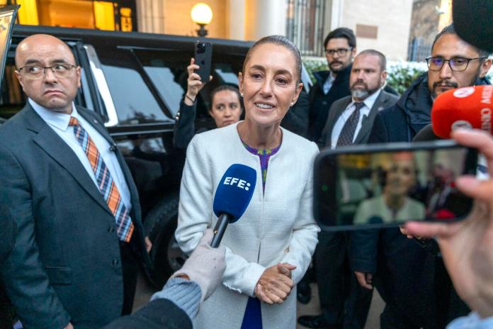 La presidenta de México, Claudia Sheinbaum, habla con periodistas a su llegada al Instituto Mexicano de Cultura este viernes, en Washington (EE.UU.). Foto La Hora: EFE