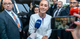 La presidenta de México, Claudia Sheinbaum, habla con periodistas a su llegada al Instituto Mexicano de Cultura este viernes, en Washington (EE.UU.). Foto La Hora: EFE