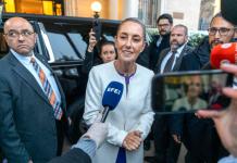 Trump invita a Sheinbaum a regresar a Washington para otra reunión La presidenta de México, Claudia Sheinbaum, habla con periodistas a su llegada al Instituto Mexicano de Cultura este viernes, en Washington (EE.UU.). Foto La Hora: EFE