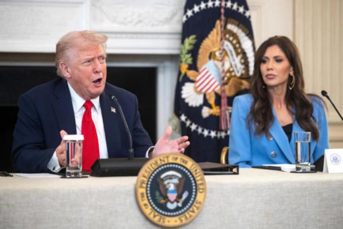 Fotografía de archivo del 8 de octubre de 2025 que muestra al presidente de Estados Unidos, Donald Trump, hablando junto a la secretaria del Departamento de Seguridad Nacional, Kristi Noem (d), en la Casa Blanca en Washington (EE.UU.). EFE/ Francis Chung / Pool ARCHIVO