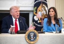 Fotografía de archivo del 8 de octubre de 2025 que muestra al presidente de Estados Unidos, Donald Trump, hablando junto a la secretaria del Departamento de Seguridad Nacional, Kristi Noem (d), en la Casa Blanca en Washington (EE.UU.). EFE/ Francis Chung / Pool ARCHIVO