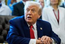 Trump sostiene diálogo “muy productivo” con Vladímir Putin previo a encuentro con Zelenski El presidente de Estados Unidos, Donald Trump, en una foto de archivo. Foto: La Hora/ EFE/EPA/AARON SCHWARTZ / POOL