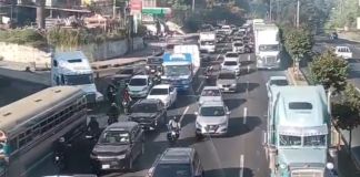 En el km. 14 ruta CA-9 hacia el sur, un camión averiado complica el tránsito en la zona, según la PMT de Villa Nueva. Foto La Hora: captura de pantalla