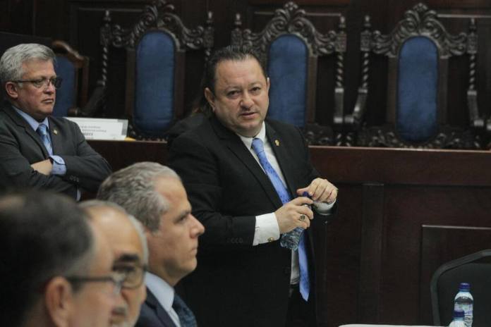 El CSU que continúa sin ser renovado modificó uno de sus reglamentos sobre docencia con el cual podrían beneficiar al rector Walter Mazariegos. Foto La Hora: Daniel Ramírez