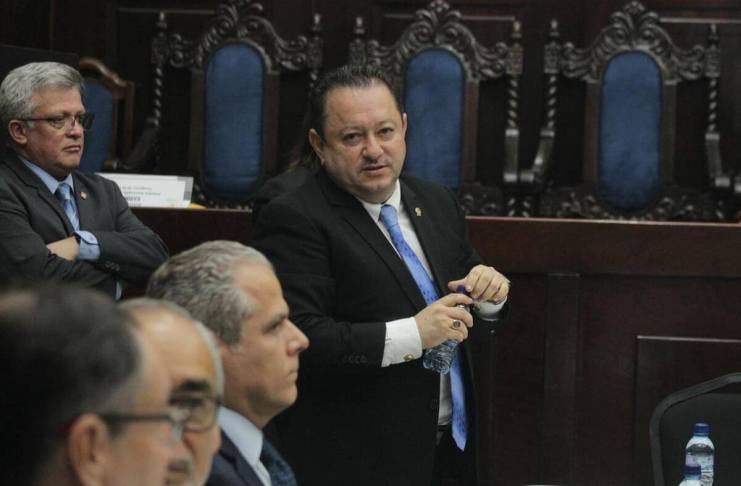 El CSU que continúa sin ser renovado modificó uno de sus reglamentos sobre docencia con el cual podrían beneficiar al rector Walter Mazariegos. Foto La Hora: Daniel Ramírez