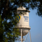 Fotografía de archivo de la torre de agua de Warner Bros. Studios, en Burbank, California (EE.UU.). EFE/EPA/ Allison Dinner