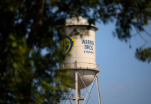 Fotografía de archivo de la torre de agua de Warner Bros. Studios, en Burbank, California (EE.UU.). EFE/EPA/ Allison Dinner