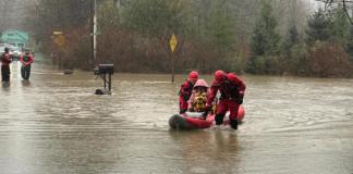 Fotografía divulgada por el Departamento de Bomberos y Rescate de Eastside de algunos de sus integrantes durante una operación de rescate debido a las inundaciones este miércoles, en el río Middle Fork Snoqualmie en el estado de Washington. Foto: La Hora/ EFE