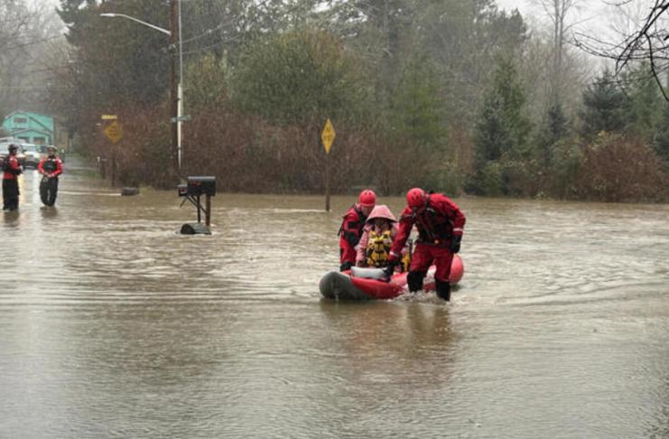 Fotografía divulgada por el Departamento de Bomberos y Rescate de Eastside de algunos de sus integrantes durante una operación de rescate debido a las inundaciones este miércoles, en el río Middle Fork Snoqualmie en el estado de Washington. Foto: La Hora/ EFE