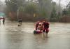 Fotografía divulgada por el Departamento de Bomberos y Rescate de Eastside de algunos de sus integrantes durante una operación de rescate debido a las inundaciones este miércoles, en el río Middle Fork Snoqualmie en el estado de Washington. Foto: La Hora/ EFE
