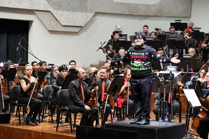 Wilver Villacinda fue el director invitado por la Orquesta Sinfónica Nacional de Guatemala —a la que pertenece como músico— para darle vida a la banda sonora de la película 'Mi Pobre Angelito'.