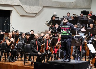 Wilver Villacinda fue el director invitado por la Orquesta Sinfónica Nacional de Guatemala —a la que pertenece como músico— para darle vida a la banda sonora de la película 'Mi Pobre Angelito'.