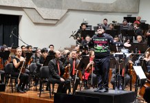 Wilver Villacinda, director de los conciertos de Home Alone: «Dirigir la música de una película en vivo exige escuchar, ver y resolver al mismo tiempo» Wilver Villacinda fue el director invitado por la Orquesta Sinfónica Nacional de Guatemala —a la que pertenece como músico— para darle vida a la banda sonora de la película 'Mi Pobre Angelito'.