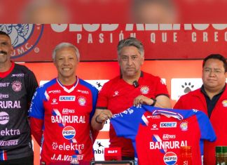 La dirigencia de Xelajú MC presentó oficialmente a Roberto Hernández como técnico del club quetzalteco. Foto La Hora: Xelajú MC