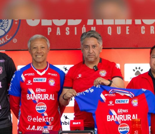 La dirigencia de Xelajú MC presentó oficialmente a Roberto Hernández como técnico del club quetzalteco. Foto La Hora: Xelajú MC