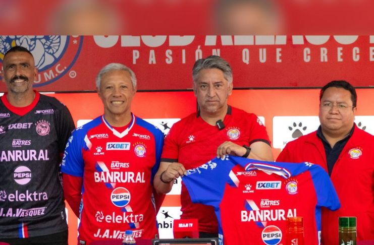 La dirigencia de Xelajú MC presentó oficialmente a Roberto Hernández como técnico del club quetzalteco. Foto La Hora: Xelajú MC