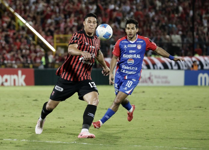 Alexis Gamboa (i) de Alajuelense disputa un balón con Antonio López de Xelajú en el partido de ida de la final de la Copa Centroamericana de Concacaf entre Alajuelense y Xelajú MC. Foto La Hora: EFE
