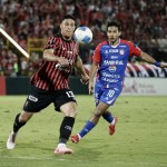 Alexis Gamboa (i) de Alajuelense disputa un balón con Antonio López de Xelajú en el partido de ida de la final de la Copa Centroamericana de Concacaf entre Alajuelense y Xelajú MC. Foto La Hora: EFE
