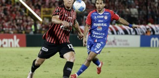 Alexis Gamboa (i) de Alajuelense disputa un balón con Antonio López de Xelajú en el partido de ida de la final de la Copa Centroamericana de Concacaf entre Alajuelense y Xelajú MC. Foto La Hora: EFE