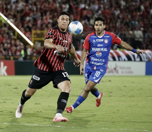 Alexis Gamboa (i) de Alajuelense disputa un balón con Antonio López de Xelajú en el partido de ida de la final de la Copa Centroamericana de Concacaf entre Alajuelense y Xelajú MC. Foto La Hora: EFE