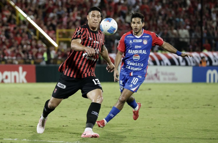 Alexis Gamboa (i) de Alajuelense disputa un balón con Antonio López de Xelajú en el partido de ida de la final de la Copa Centroamericana de Concacaf entre Alajuelense y Xelajú MC. Foto La Hora: EFE