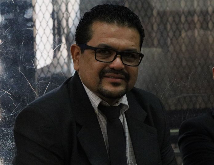 Pablo Yanes en el estrado antes de escuchar el fallo del Tribunal que lo declararía inocente. Foto La Hora: Daniel Ramírez.