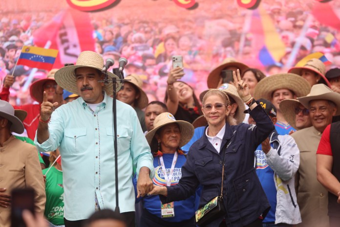 El presidente de Venezuela, Nicolás Maduro, junto a su esposa, Cilia Flores, durante una marcha el miércoles, en Caracas. Foto La Hora: EFE