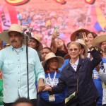El presidente de Venezuela, Nicolás Maduro, junto a su esposa, Cilia Flores, durante una marcha el miércoles, en Caracas. Foto La Hora: EFE