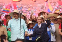 El presidente de Venezuela, Nicolás Maduro, junto a su esposa, Cilia Flores, durante una marcha el miércoles, en Caracas. Foto La Hora: EFE