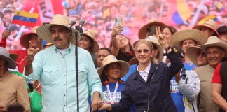 El presidente de Venezuela, Nicolás Maduro, junto a su esposa, Cilia Flores, durante una marcha el miércoles, en Caracas. Foto La Hora: EFE