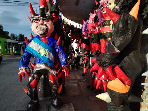 Las figuras de varios tamaños ya se venden en las piñaterías ubicadas en las cercanías del parque Colón. Foto La Hora: Heidi Loarca