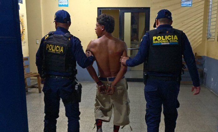 PNC captura tres presuntos agresores. Foto La Hora: PNC.