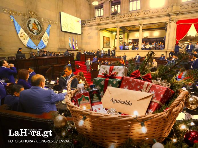 Los diputados también recibirán el aguinaldo con incremento, debido al aumento salarial que recibieron en febrero. Arte: La Hora