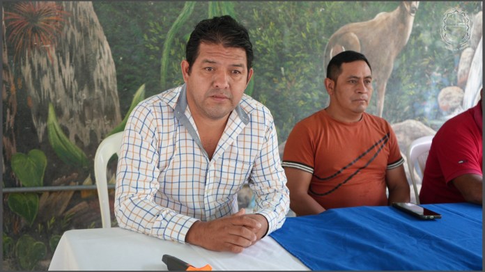 El alcalde de Tamahú, Carlos Chitay, respondió a las críticas por la rotulación de ataúdes que ha donado la Municipalidad. 