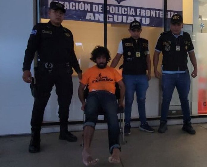 Autoridades expulsan a presunto pandillero salvadoreño requerido por la justicia de El Salvador.