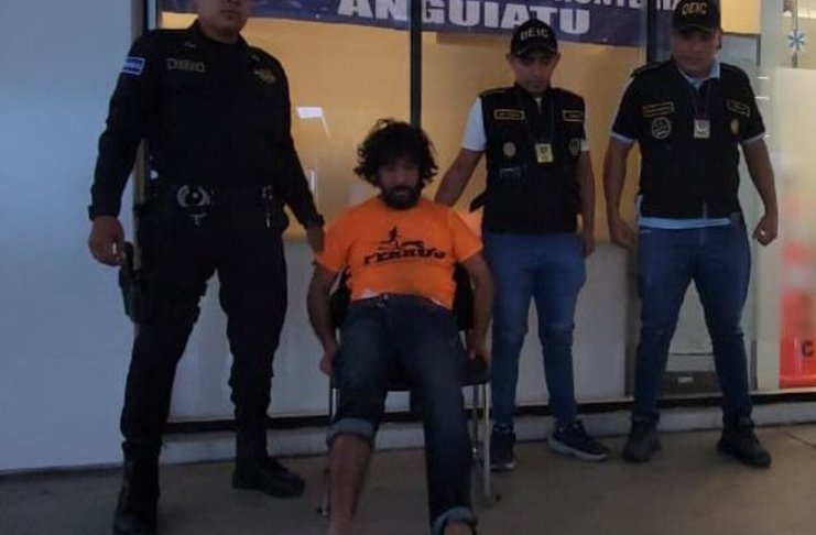 Autoridades expulsan a presunto pandillero salvadoreño requerido por la justicia de El Salvador.