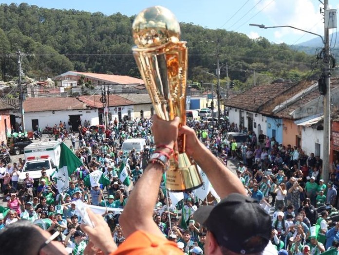 Antigua Guatemala celebra su bicampeonato en la ciudad colonial en donde fueron recibidos por una marea verde. Foto La Hora: Antigua GFC