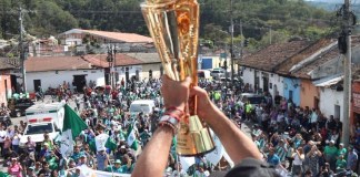 Antigua Guatemala celebra su bicampeonato en la ciudad colonial en donde fueron recibidos por una marea verde. Foto La Hora: Antigua GFC