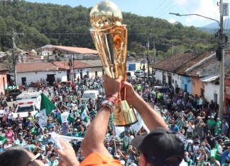 Antigua Guatemala celebra su bicampeonato en la ciudad colonial en donde fueron recibidos por una marea verde. Foto La Hora: Antigua GFC