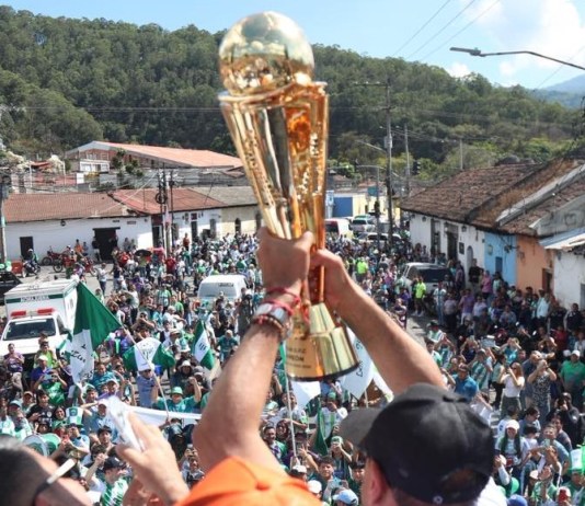 Antigua Guatemala celebra su bicampeonato en la ciudad colonial en donde fueron recibidos por una marea verde. Foto La Hora: Antigua GFC