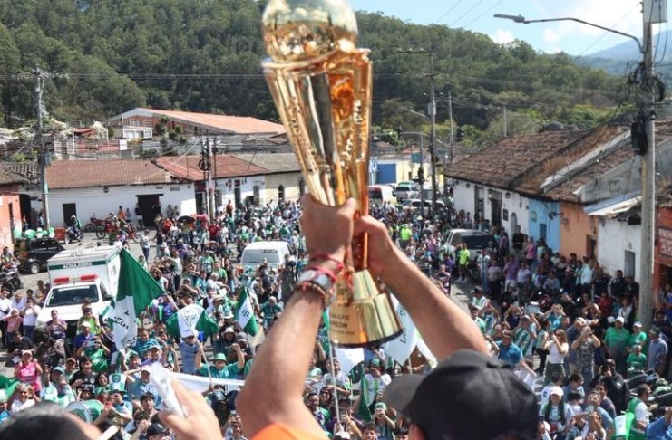 Antigua Guatemala celebra su bicampeonato en la ciudad colonial en donde fueron recibidos por una marea verde. Foto La Hora: Antigua GFC