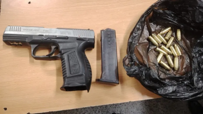 arma incautada Se reporta la detención de dos presuntos mareros en Amatitlán.